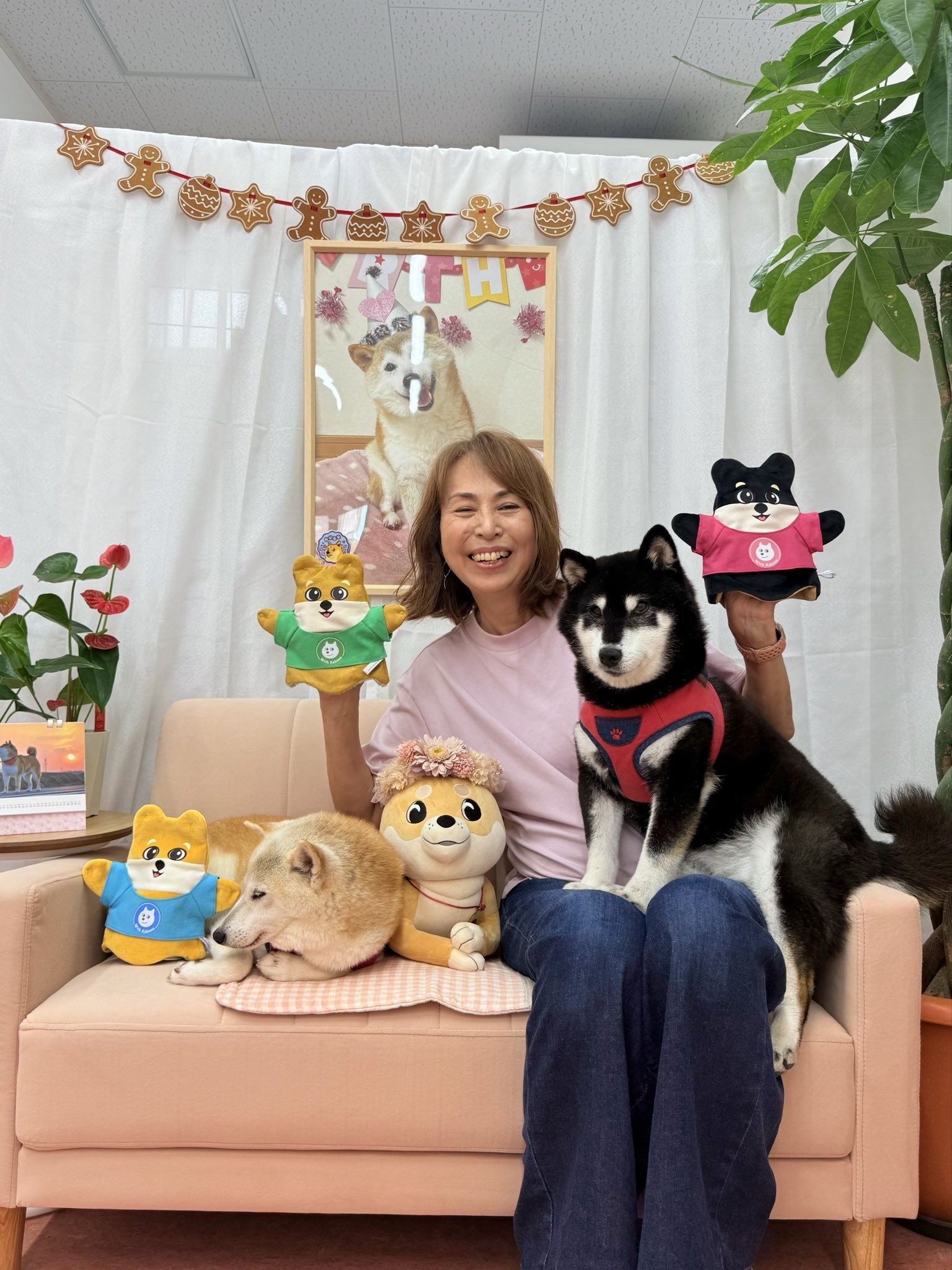 Kabosumama holding the Neiro and Coco Shibu puppets